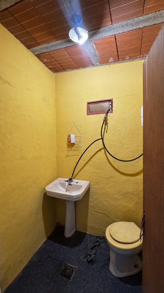 CASA DE DOS DORMITORIOS EN BARRIO LOS GRANADOS