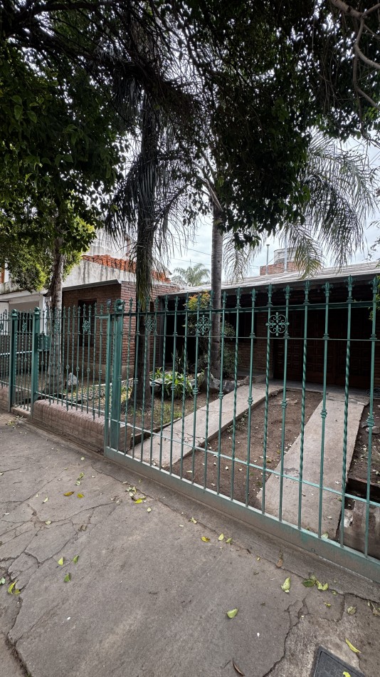 CASA DE DOS DORMITORIOS EN BARRIO LOS GRANADOS