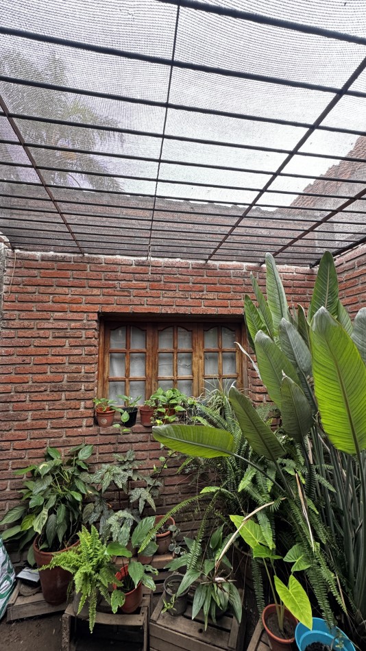 CASA DE DOS DORMITORIOS EN BARRIO LOS GRANADOS