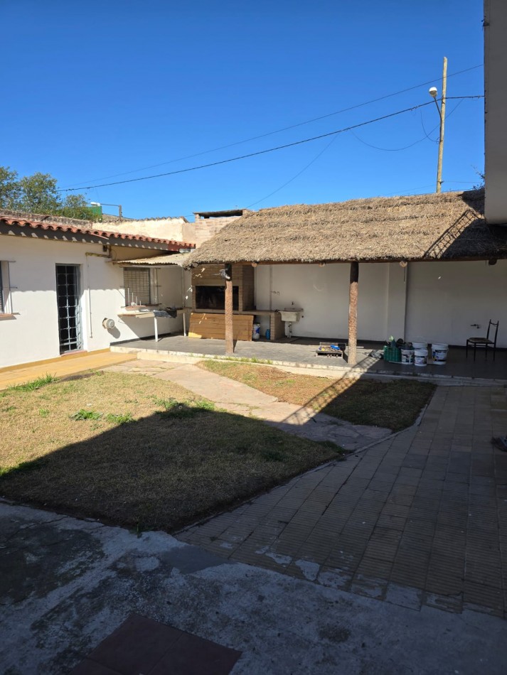 Casa en venta de 3 dormitorios con gran patio y quincho en los Bv los Alemanes. 